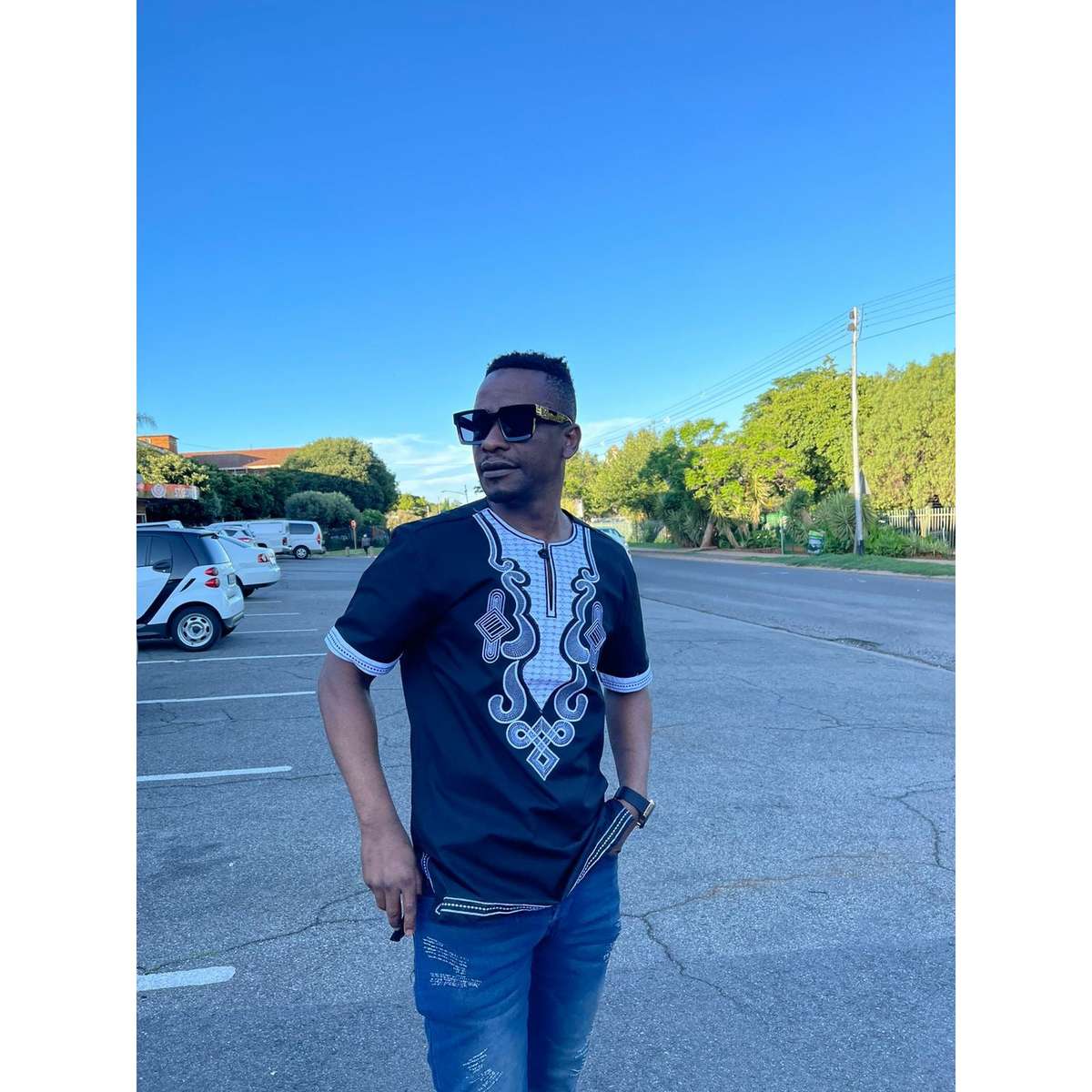 Mens African Vintage Embroidered T-shirt - BLACK / XL