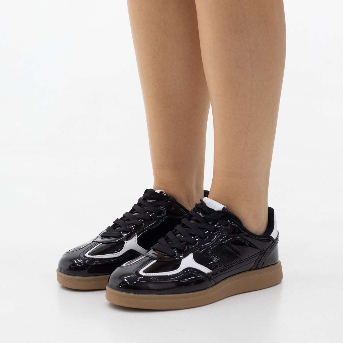 Gala low V2 lace-up casual sneaker