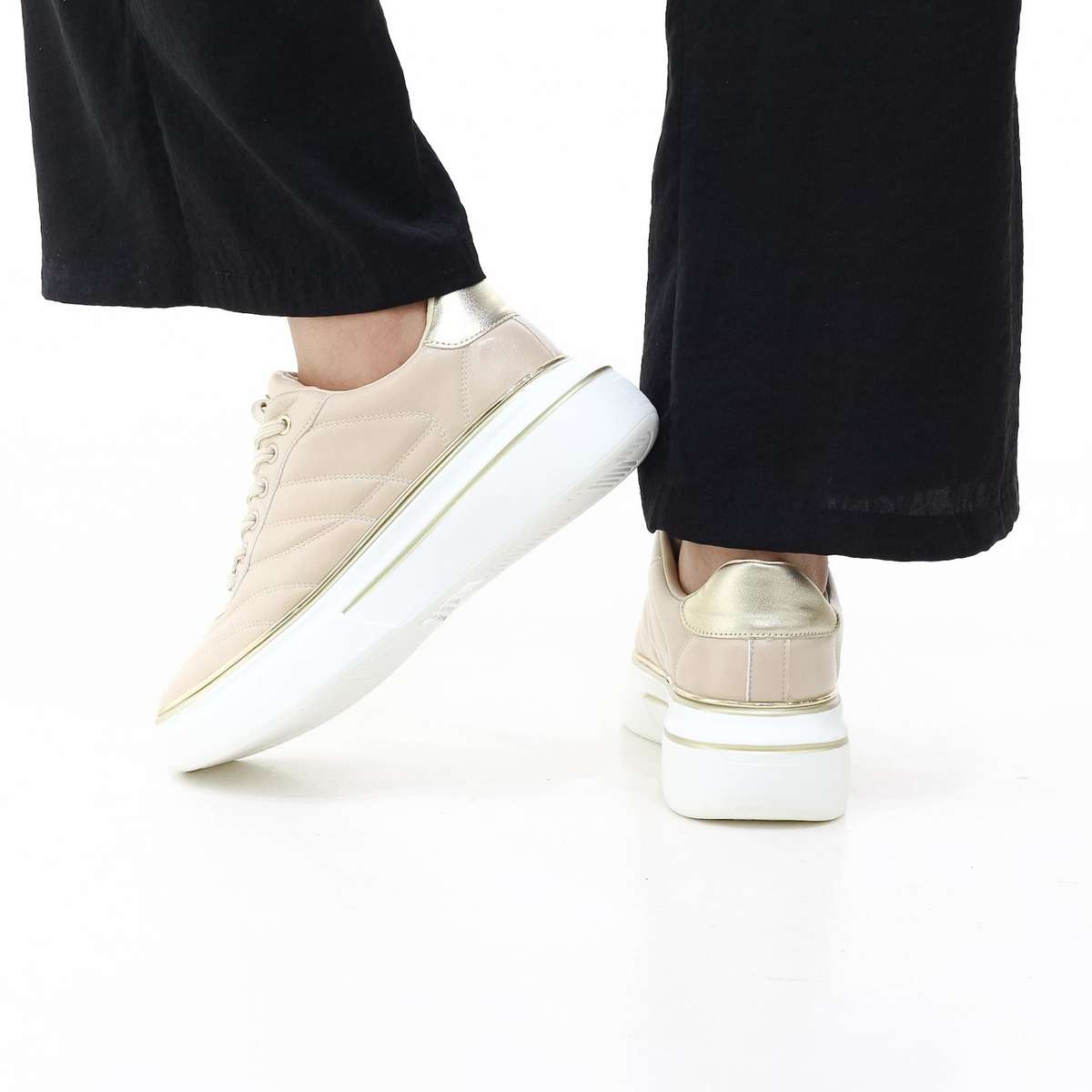 Ambey lace-up with stripe detail and gold eyelets sneaker