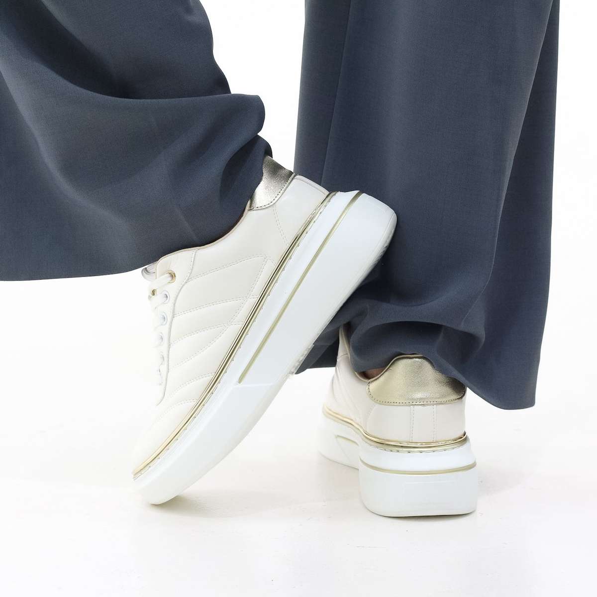 Ambey lace-up with stripe detail and gold eyelets sneaker