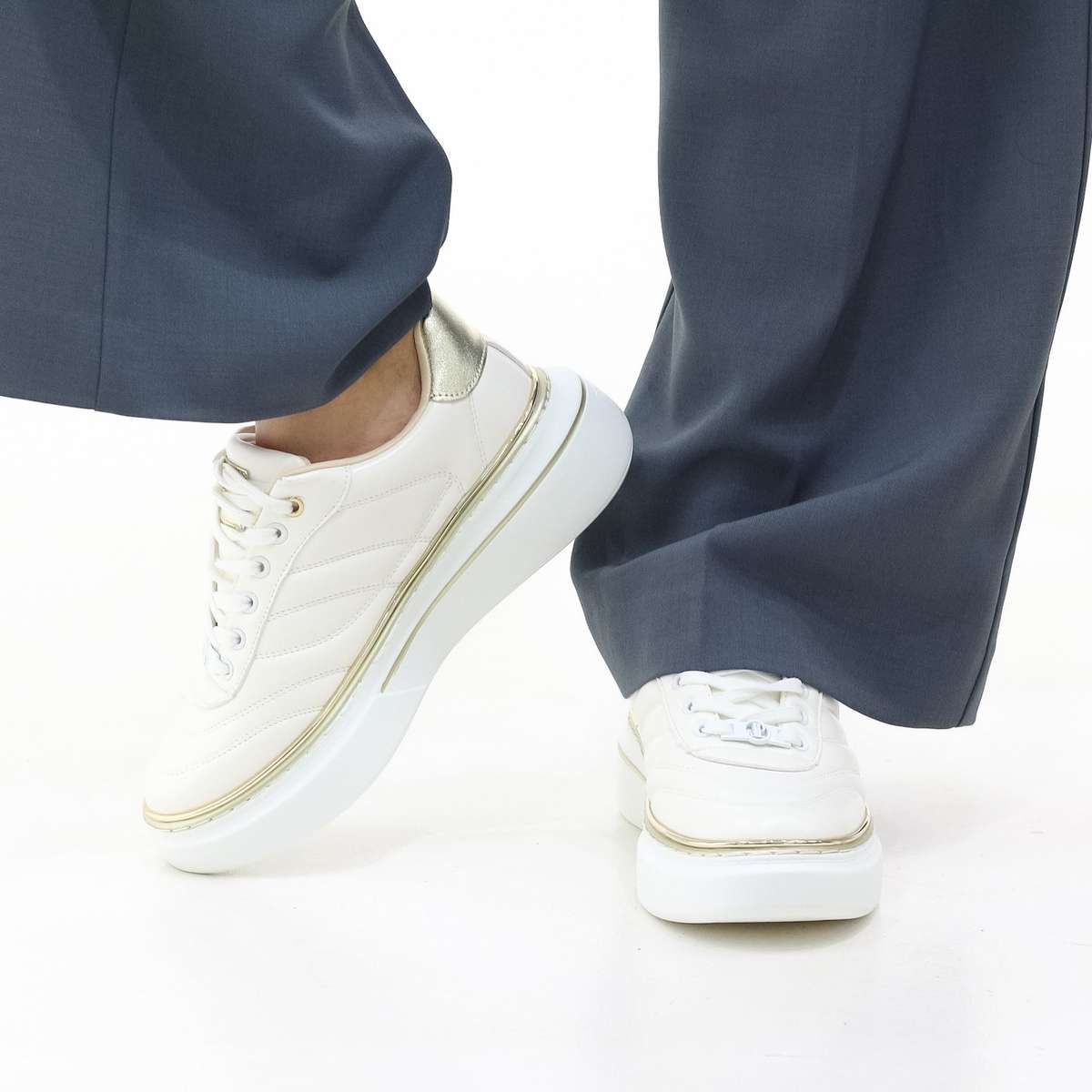 Ambey lace-up with stripe detail and gold eyelets sneaker