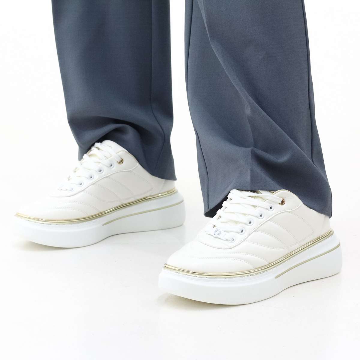 Ambey lace-up with stripe detail and gold eyelets sneaker