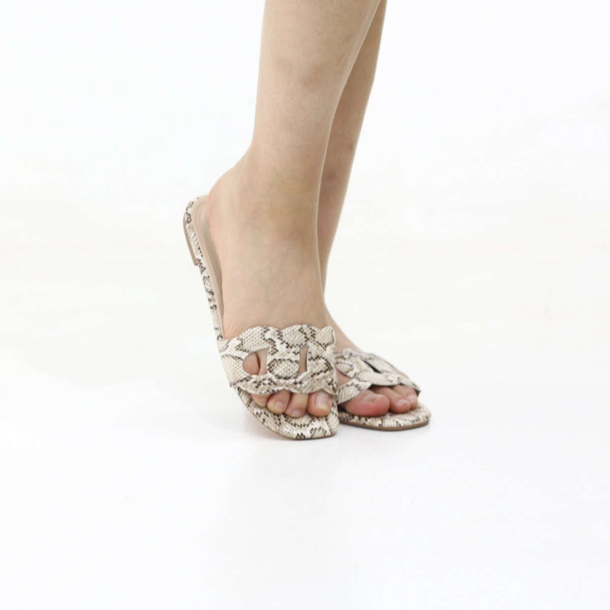 Smart padded interlock strap slip-on flat sandals