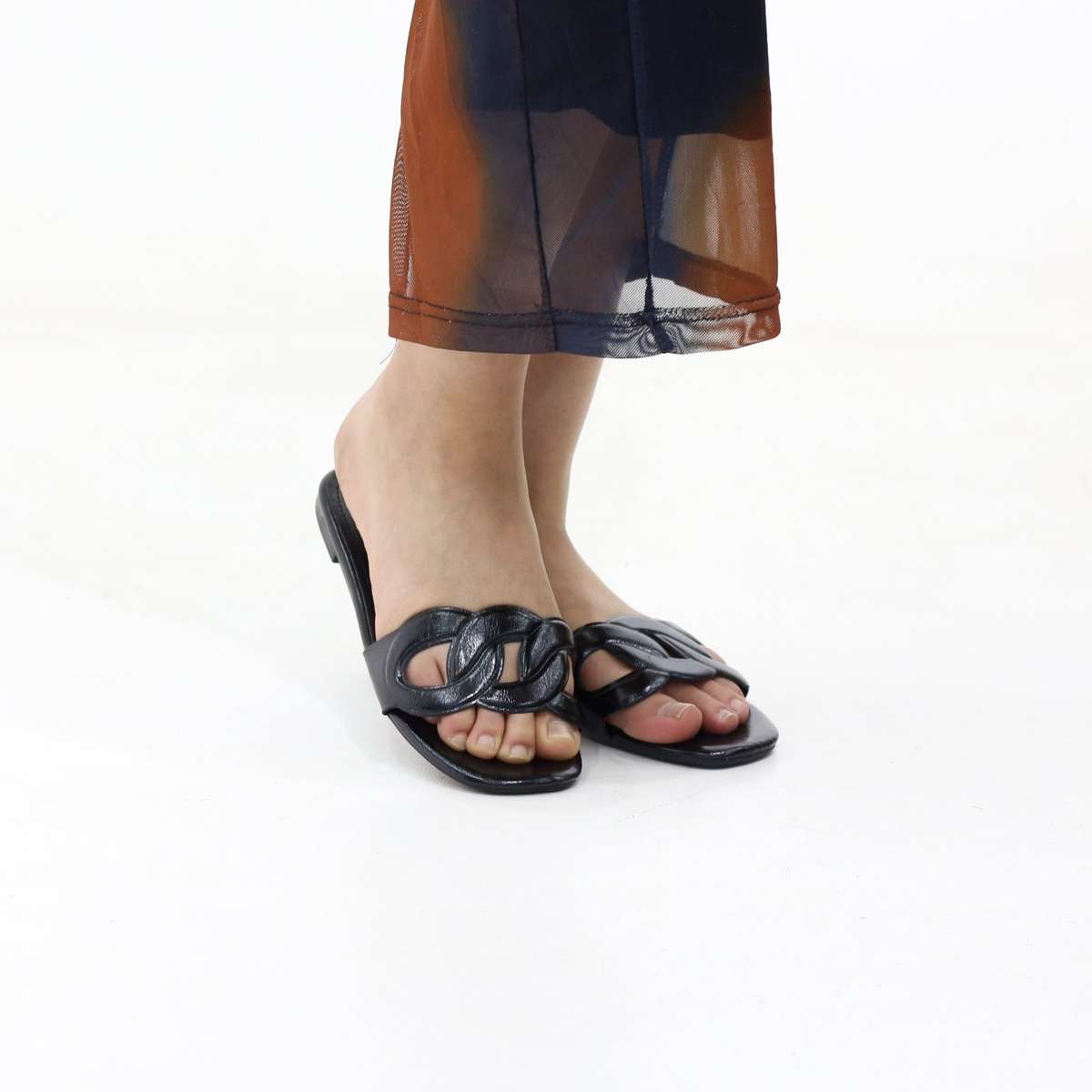 Smart padded interlock strap slip-on flat sandals