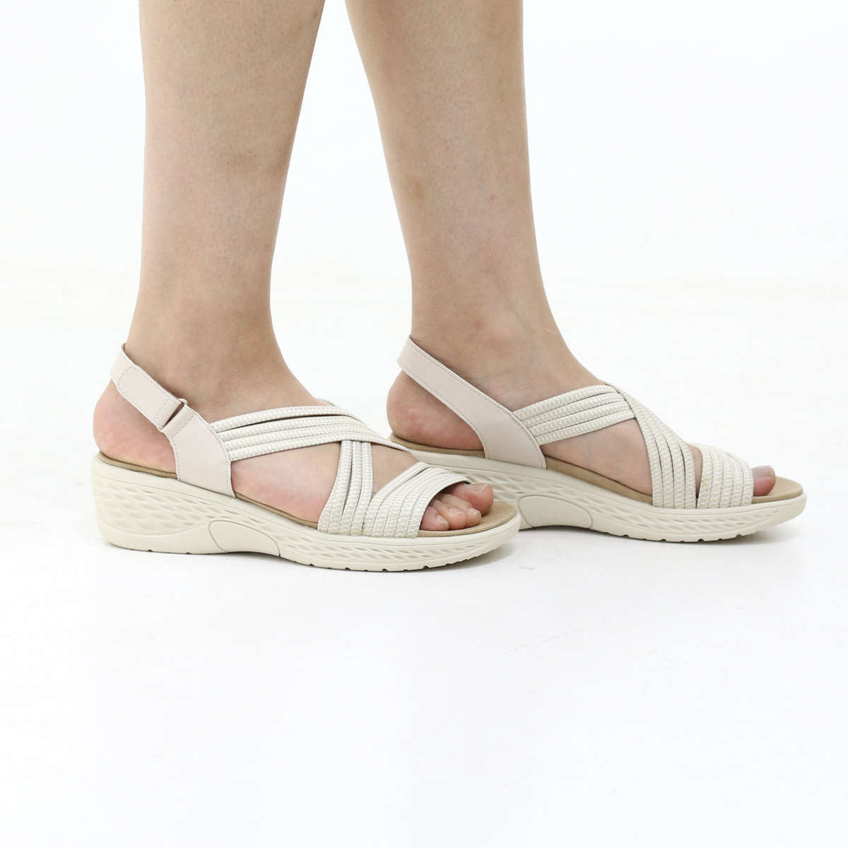 Dust comfort sandal with criss-cross woven straps