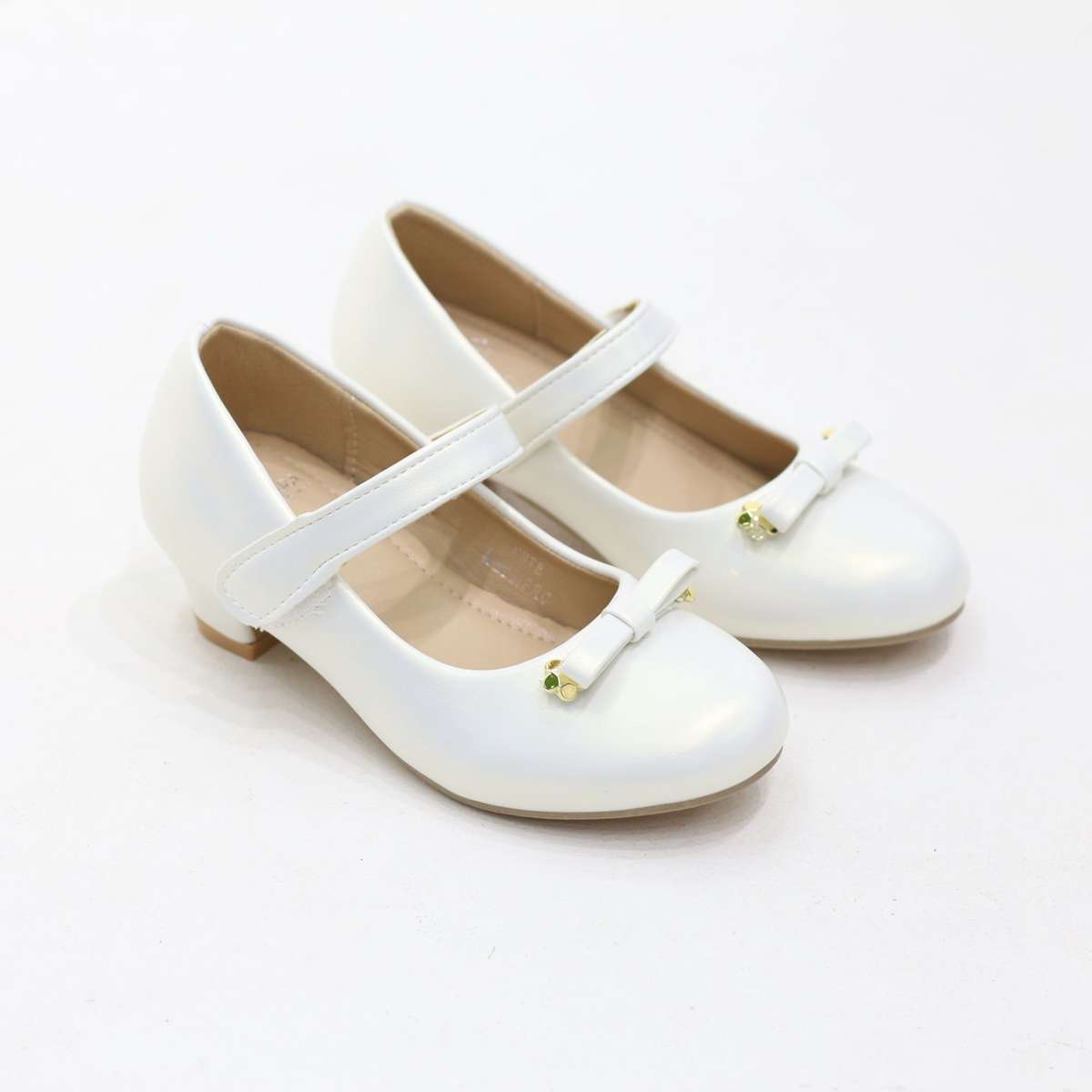Cute chic glossy girls pumps with bow detail