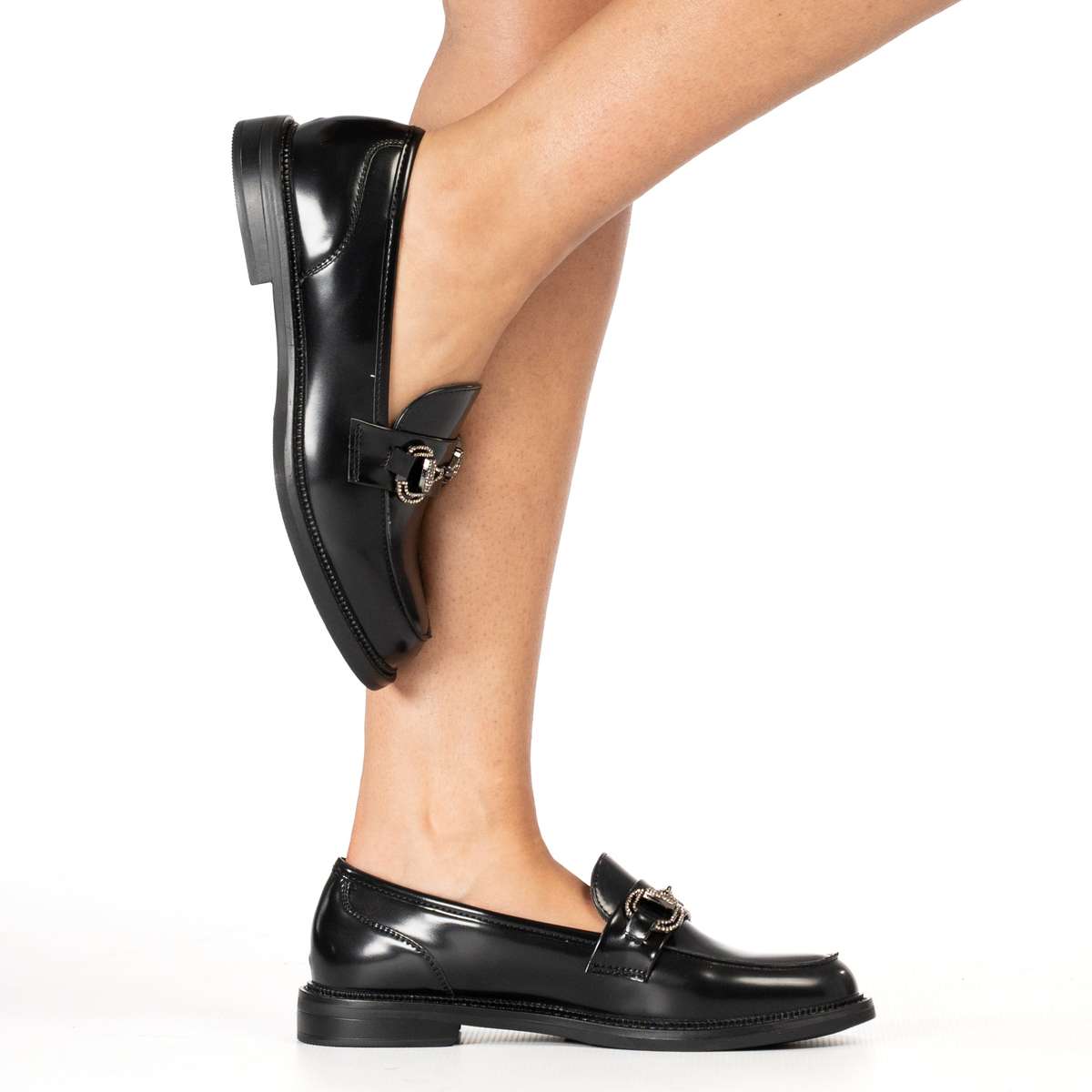 Inessa timeless penny loafer with refined stitching detail