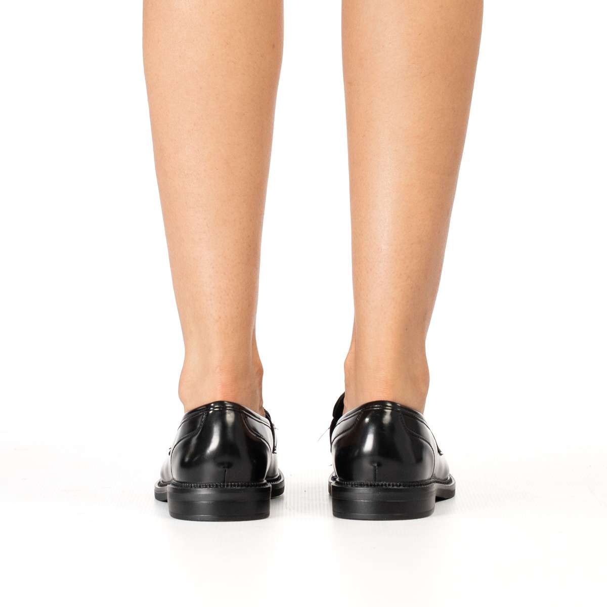 Inessa timeless penny loafer with refined stitching detail