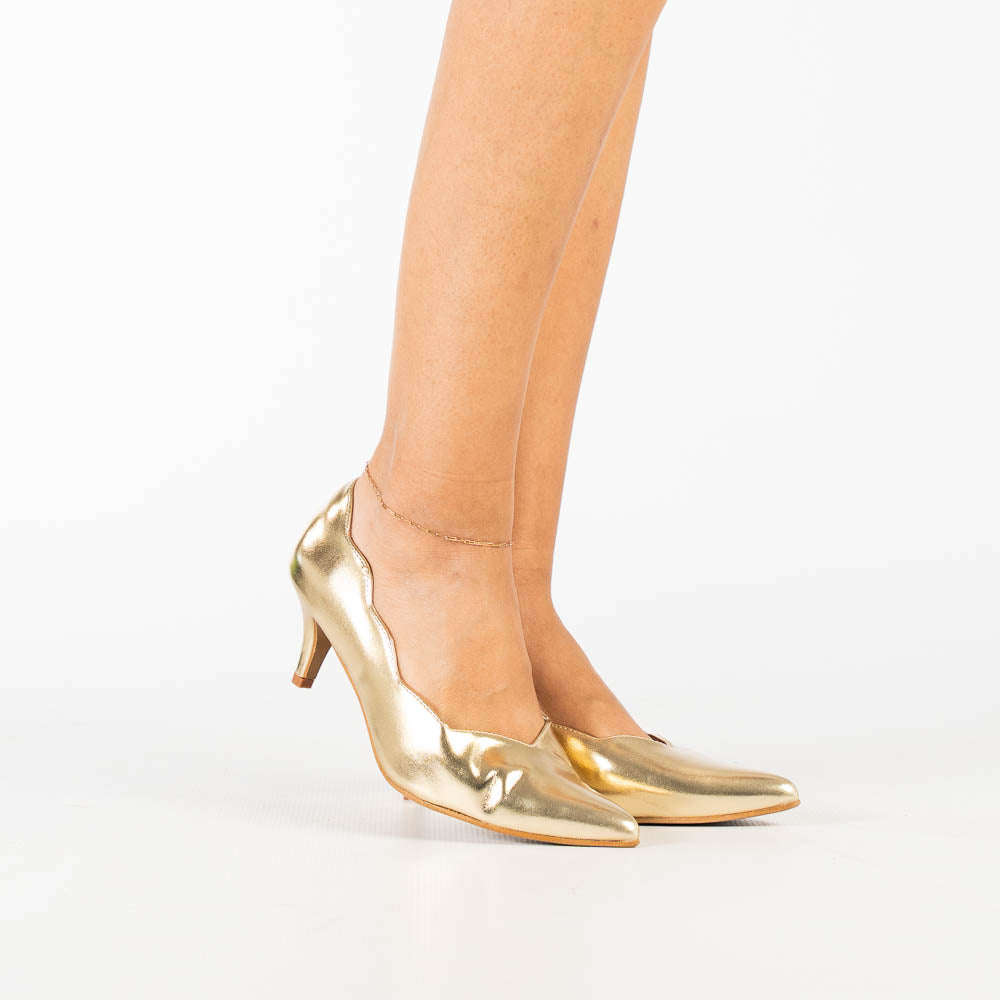 Enjoy women's sleek pointed heel with scalloped edge detail