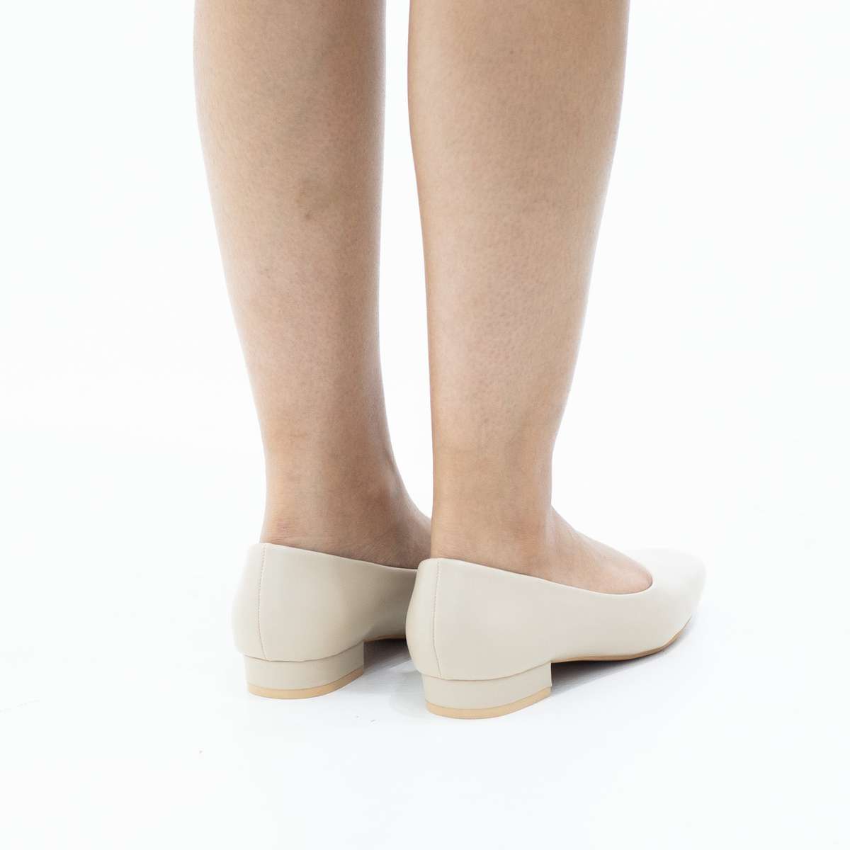 Scorpio comfort 2cm low heel court shoe beige