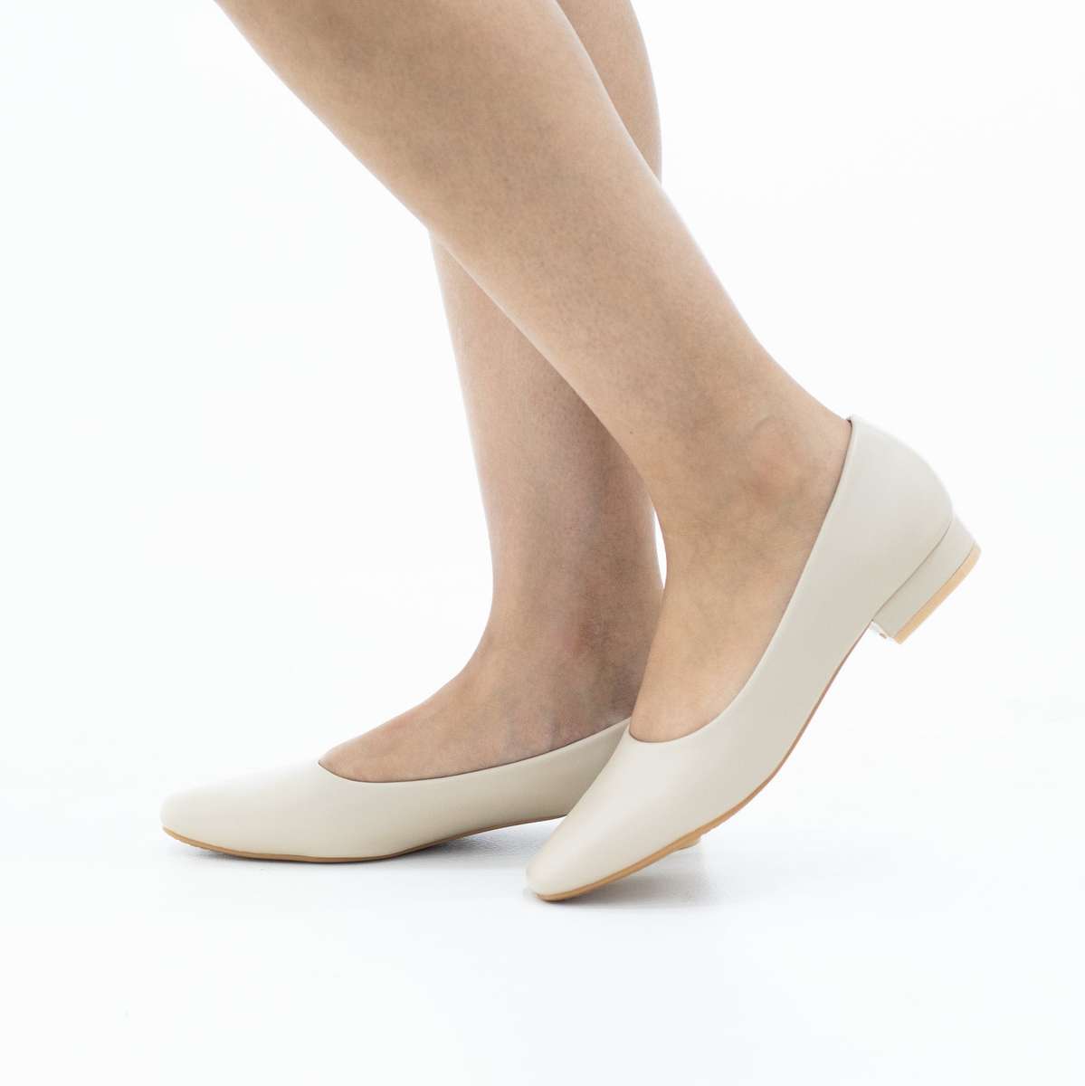 Scorpio comfort 2cm low heel court shoe beige