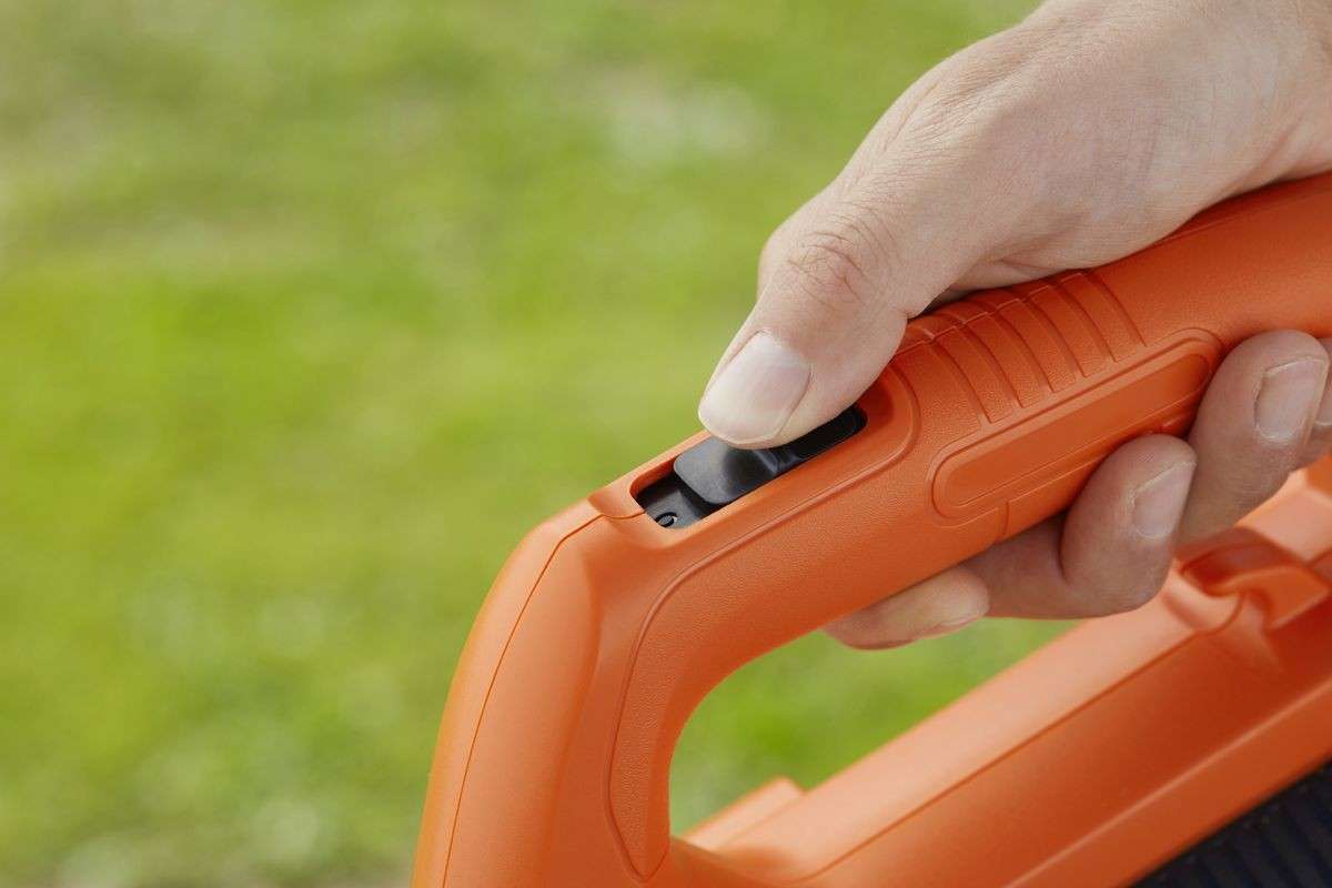 Black and Decker -18V Cordless Axial Blower with Scrapper - without Battery