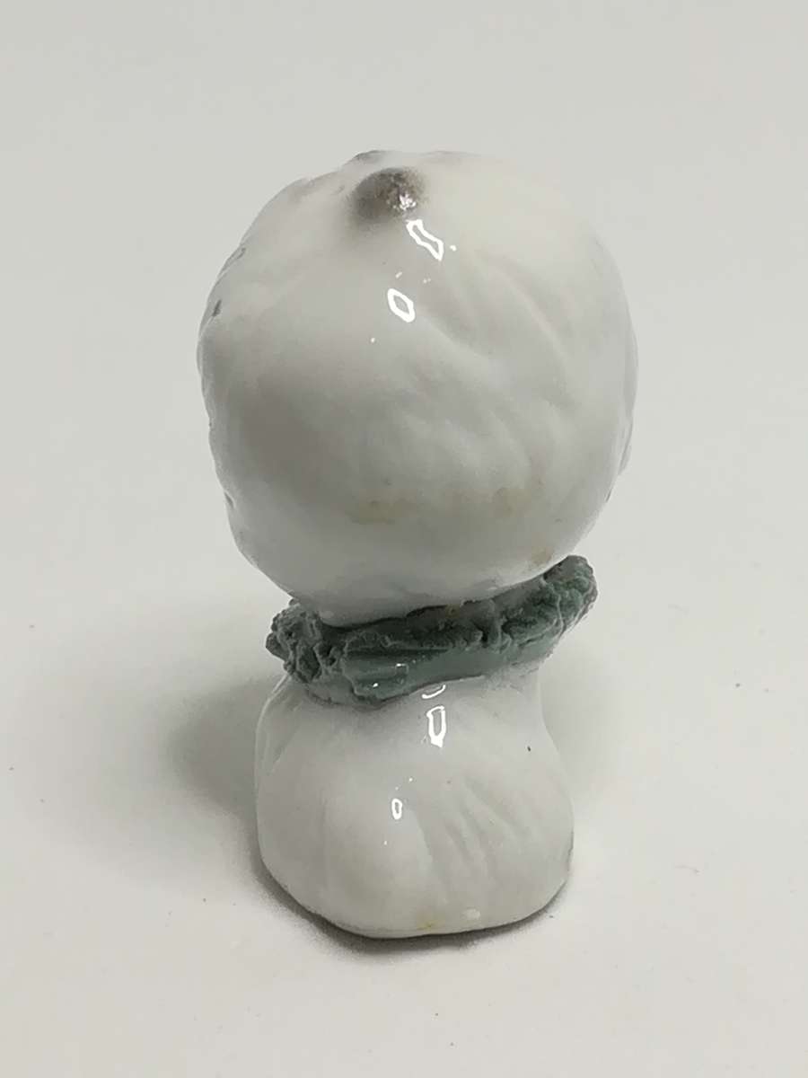 Miniature White Cat with 3 Flowers Around The Neck (Miniature, suitable for printer's tray)