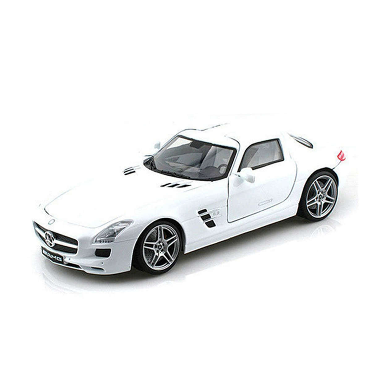 Mercedes Benz SLS AMG White (scale 1 : 18)