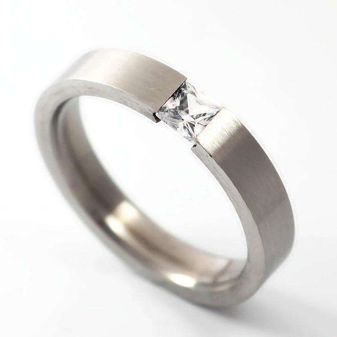 STUNNING! 0.47ct White CZ Titanium Wedding Band. Size 6