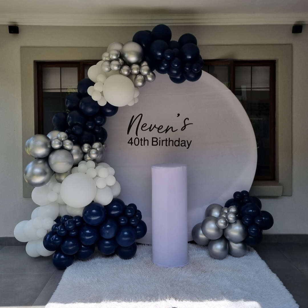 Basic Round Backdrop with Balloon Garland and Plinth