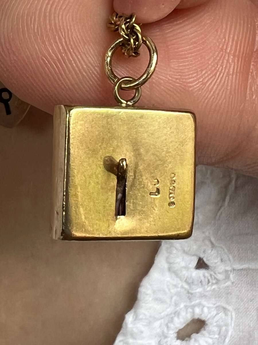 9ct Gold French Can-Can Dancing Pendant