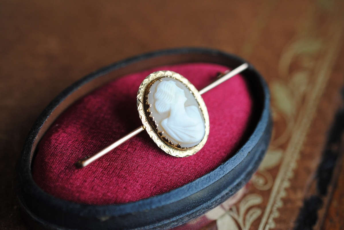 Edwardian Era Gold and Cameo Pin Brooch