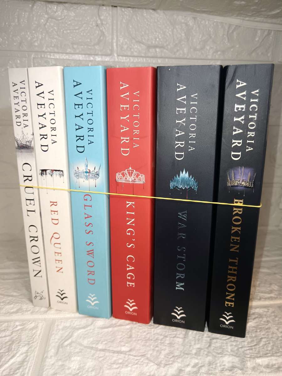 Red Queen Series (Books 15 + Novella) (Victoria Aveyard)