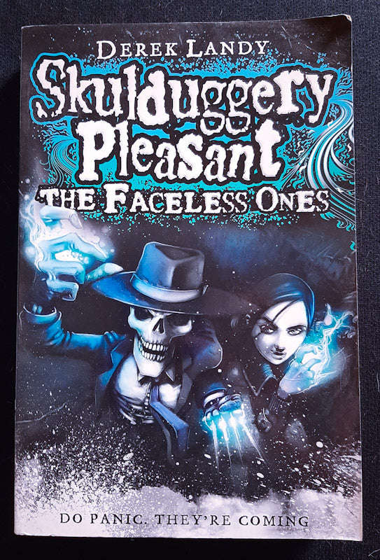 The Faceless Ones (Skulduggery Pleasant #3) (Derek Landy)