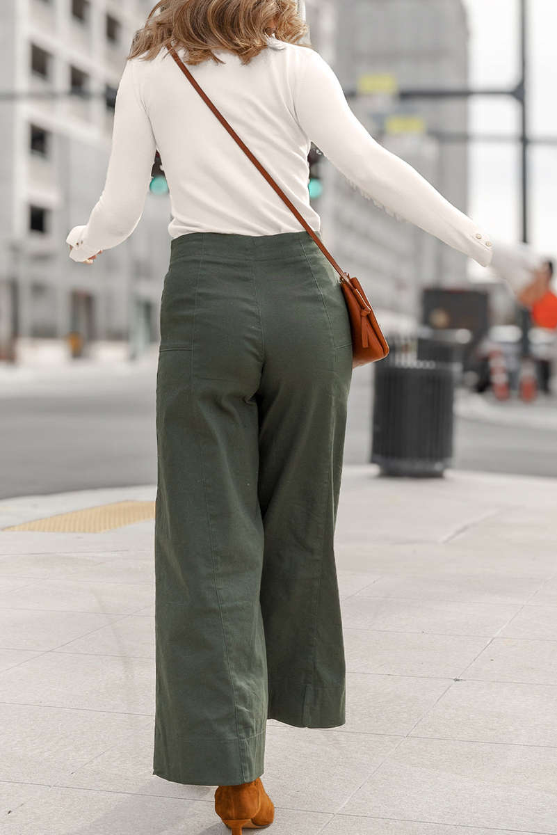 White Button Split Cuffs Round Neck Slim Sweater