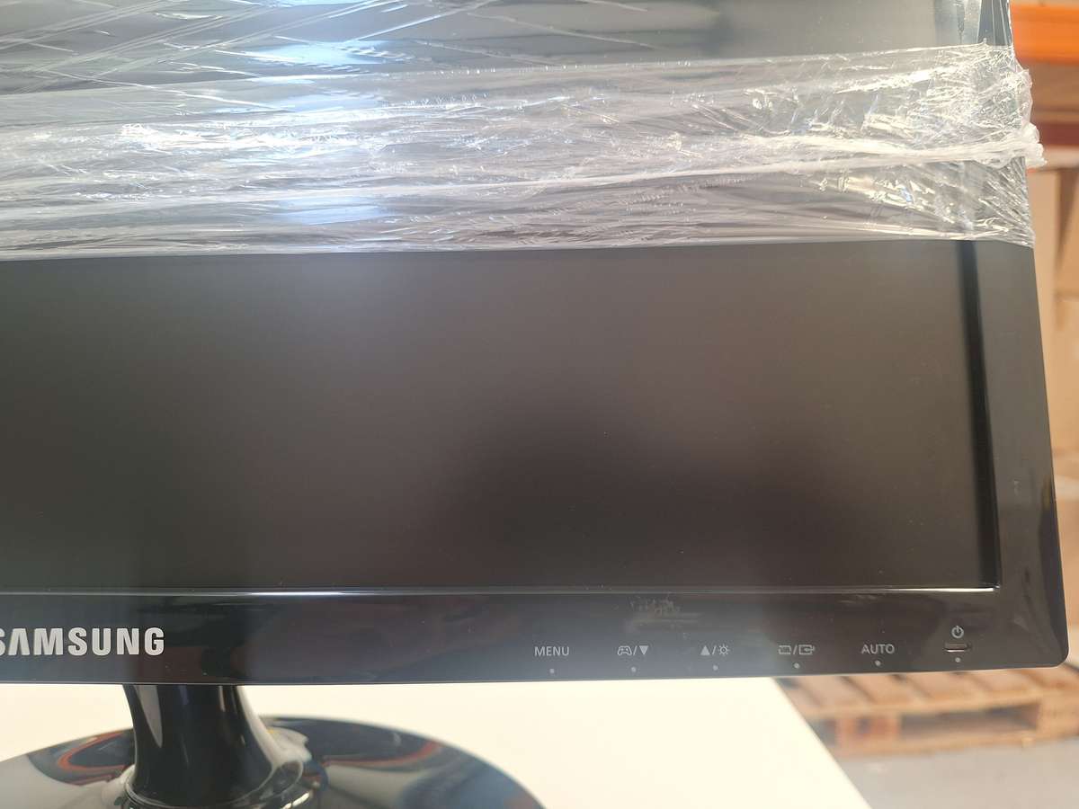 Used 19 Inch Wide LCD Monitor - VGA