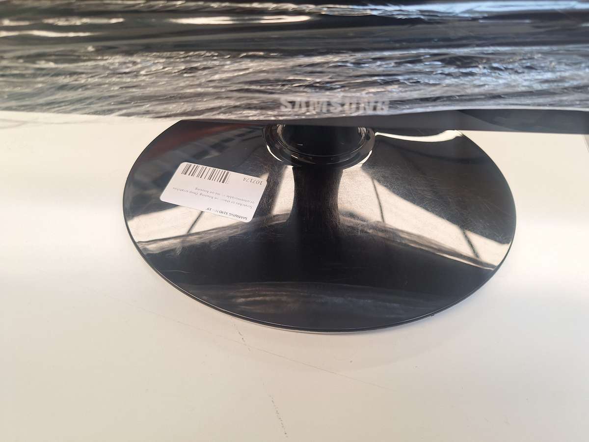 Used 19 Inch Wide LCD Monitor - VGA