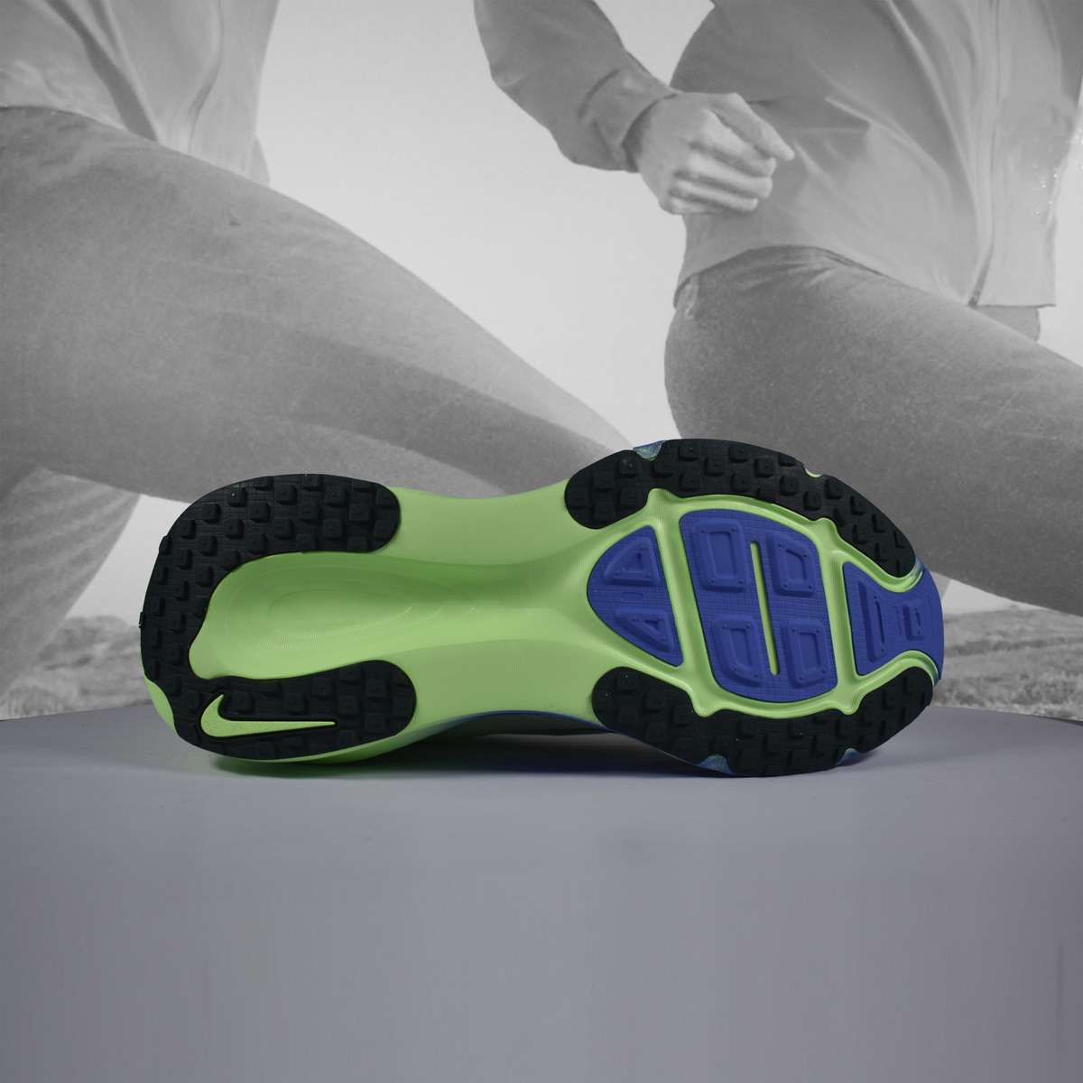 Nike VOMERO 18 Mens Neutral Running Shoes