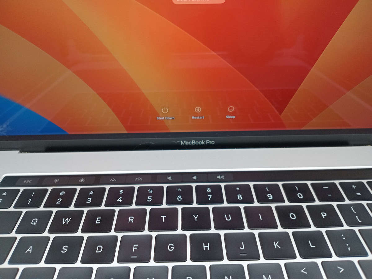 Apple MacBook Pro 15 Inch, A1707 2017 i7 Quad Core