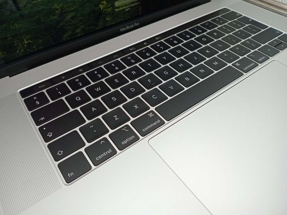 Apple MacBook Pro 15-inch, A1990 Mid 2018 i7 6-Core