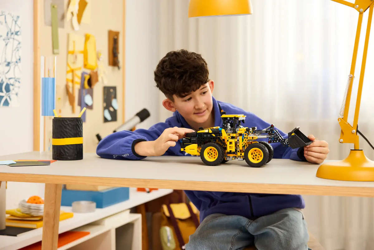 LEGO® Technic Volvo L120 Electric Wheel Loader (42209)
