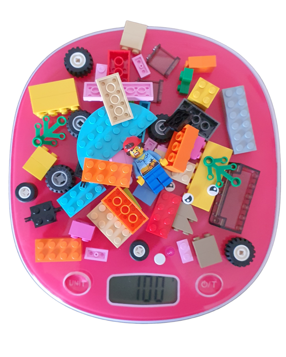 Random Bulk 100g bag of Lego pieces with random minifigure