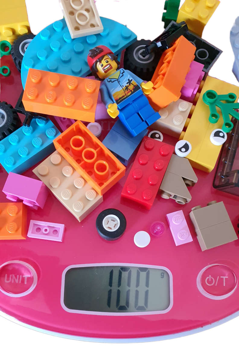 Random Bulk 100g bag of Lego pieces with random minifigure