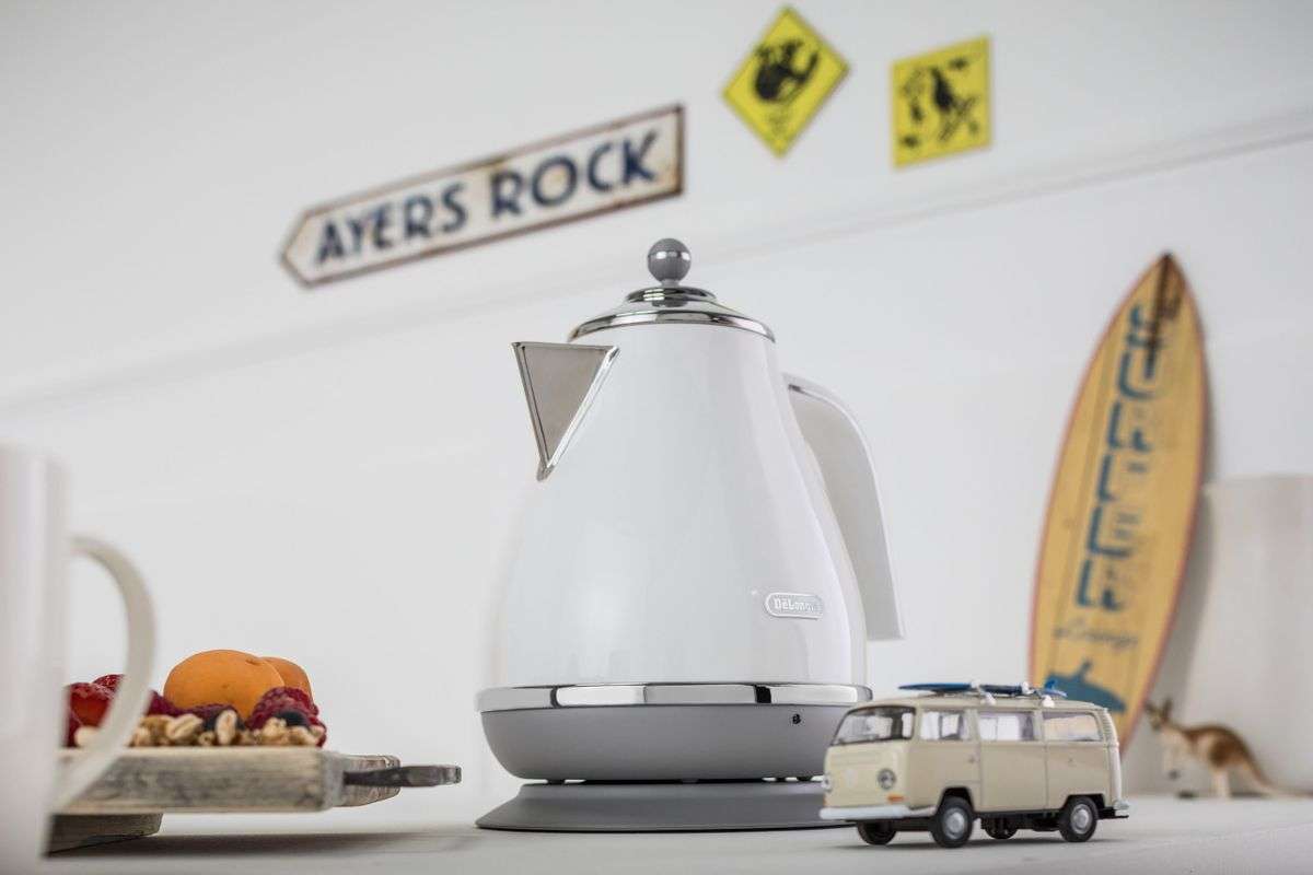 DeLonghi Icona Capitals Kettle - Sydney White 1.7L