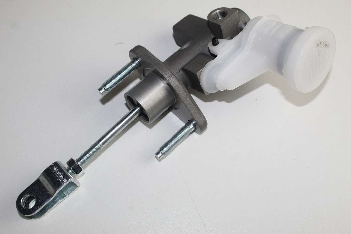 MITSUBISHI TRITON CLUTCH MASTER CYLINDER 2.5 2012-