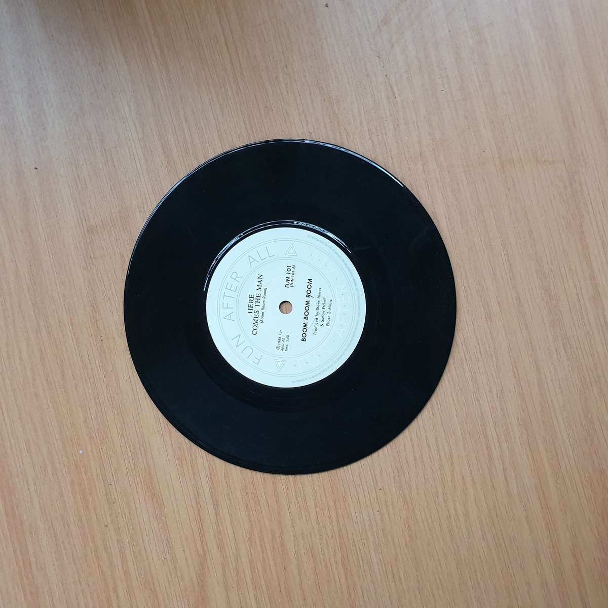 Boom Boom Room  Here Comes The Man | Vinyl 7" Single | (VG+) (ANLL)