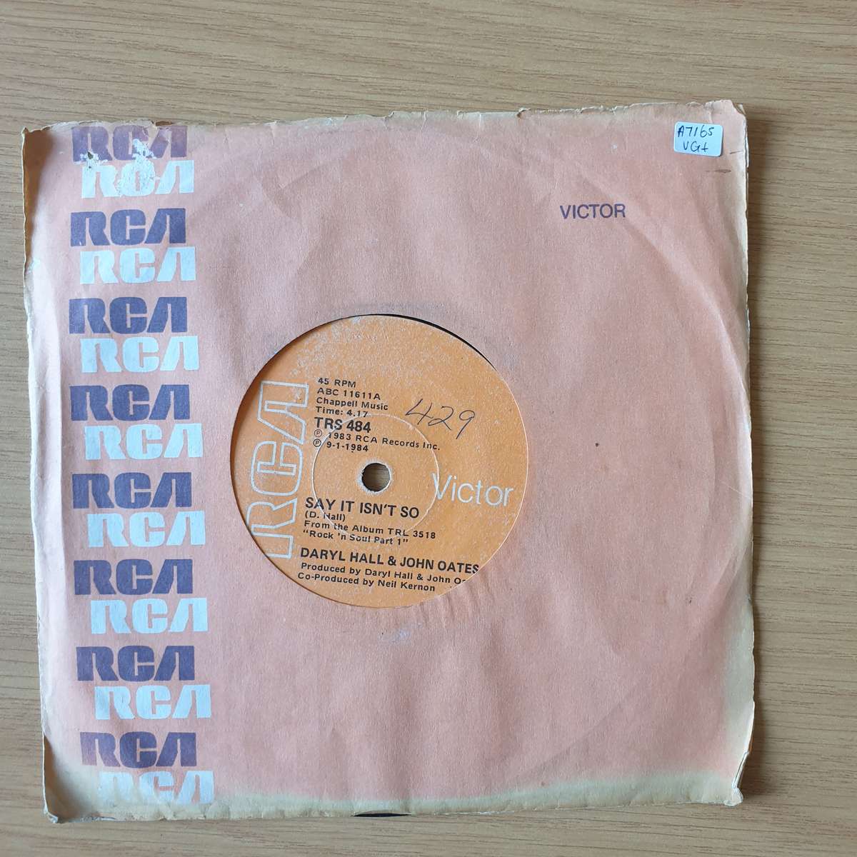 Daryl Hall John Oates   Say It Isn't So / Kiss On My List   | Vinyl 7" Single | (VG+)