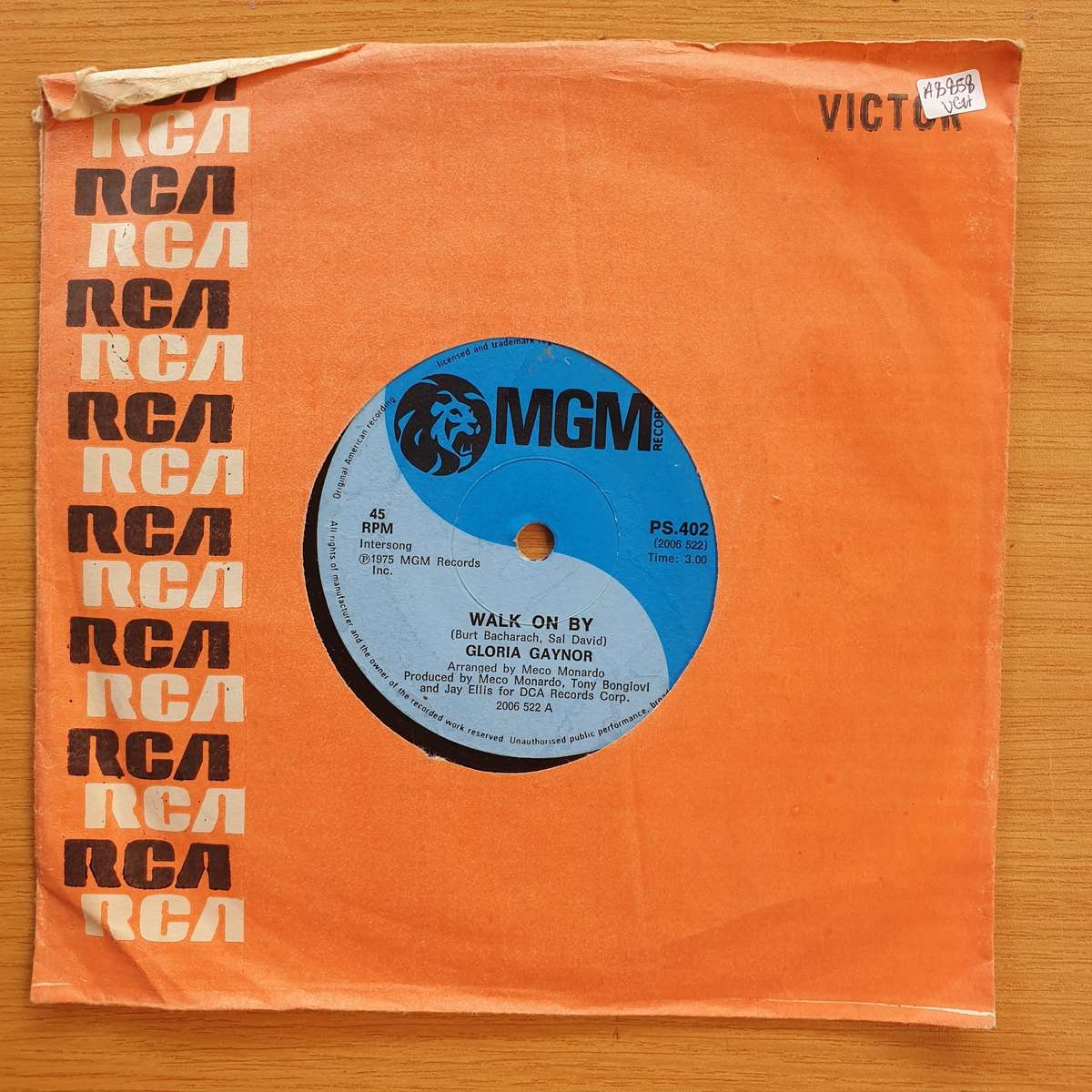 Gloria Gaynor - Walk On By / Real Good People  | Vinyl 7" Single | (VG+)