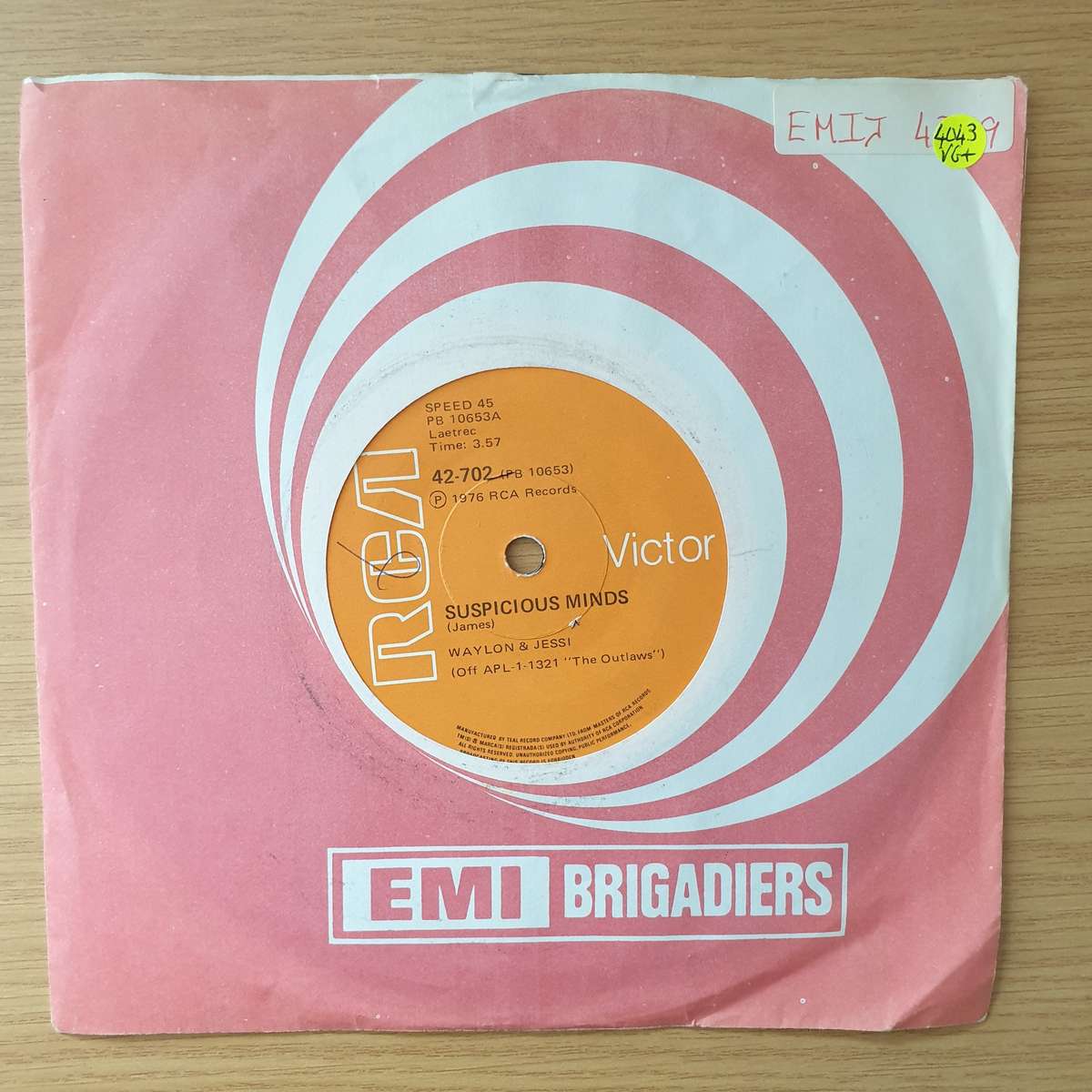 Waylon & Jessi  Suspicious Minds - Vinyl 7" Record - Very-Good+ Quality (VG+) (verygoodplus)