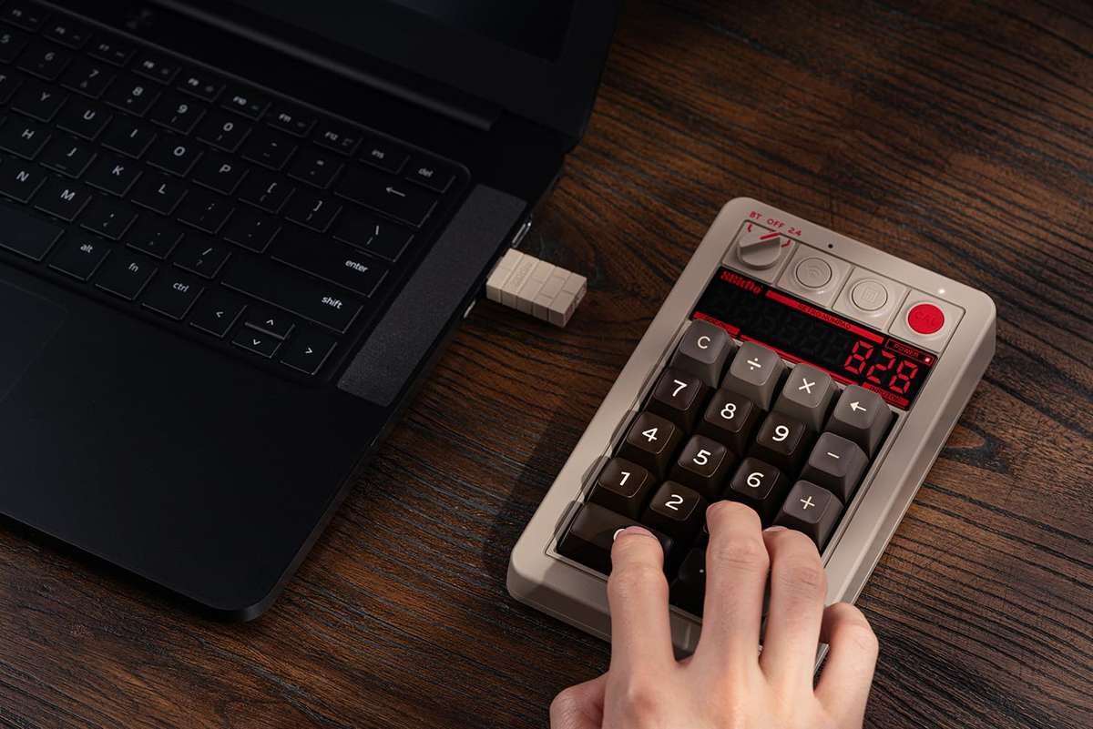 8BitDo Retro 18 Mechanical Numpad C64 Edition