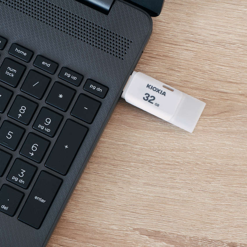 Kioxia 32GB USB 2.0-White