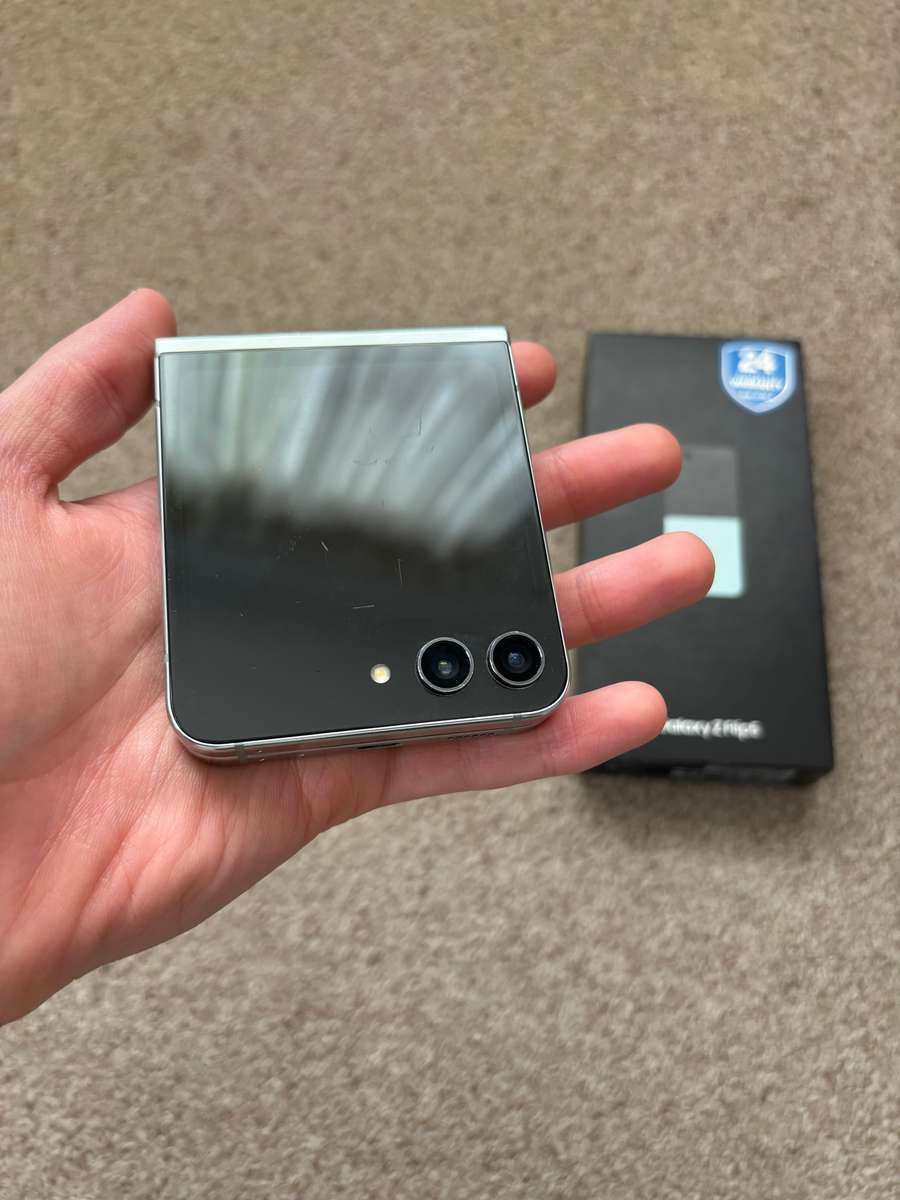 Samsung Galaxy Z Flip 5 256GB 8gb ram Dual sim good condition with box
