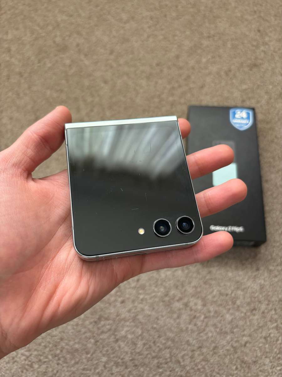 Samsung Galaxy Z Flip 5 256GB 8gb ram Dual sim good condition with box