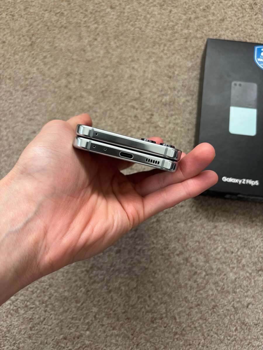 Samsung Galaxy Z Flip 5 256GB 8gb ram Dual sim good condition with box
