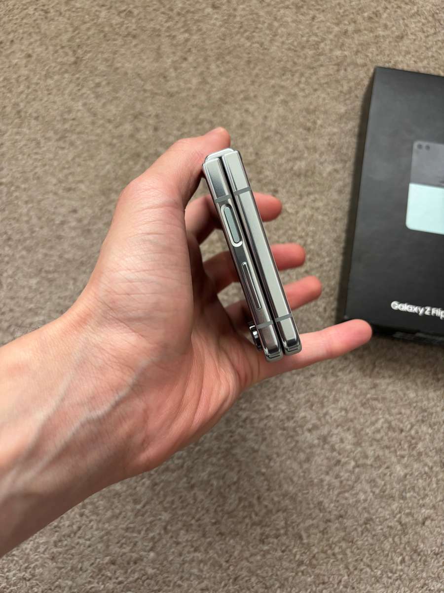 Samsung Galaxy Z Flip 5 256GB 8gb ram Dual sim good condition with box