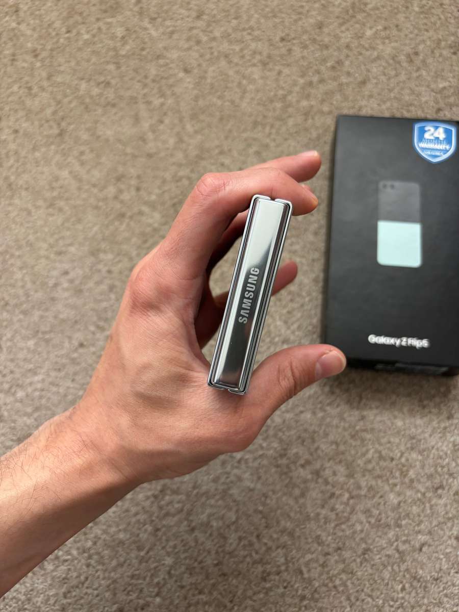Samsung Galaxy Z Flip 5 256GB 8gb ram Dual sim good condition with box