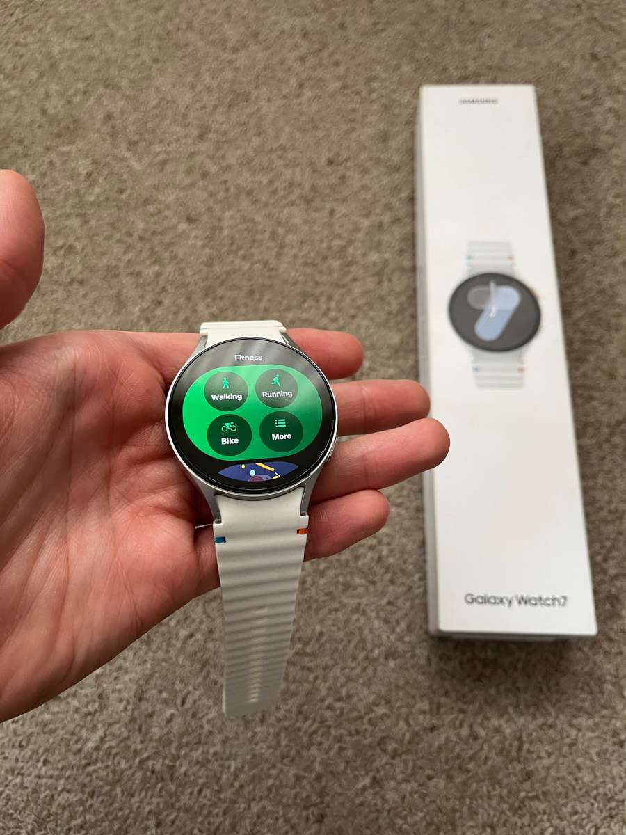 Samsung Galaxy Watch 7 LTE 44mm Excellent condition with box and charger