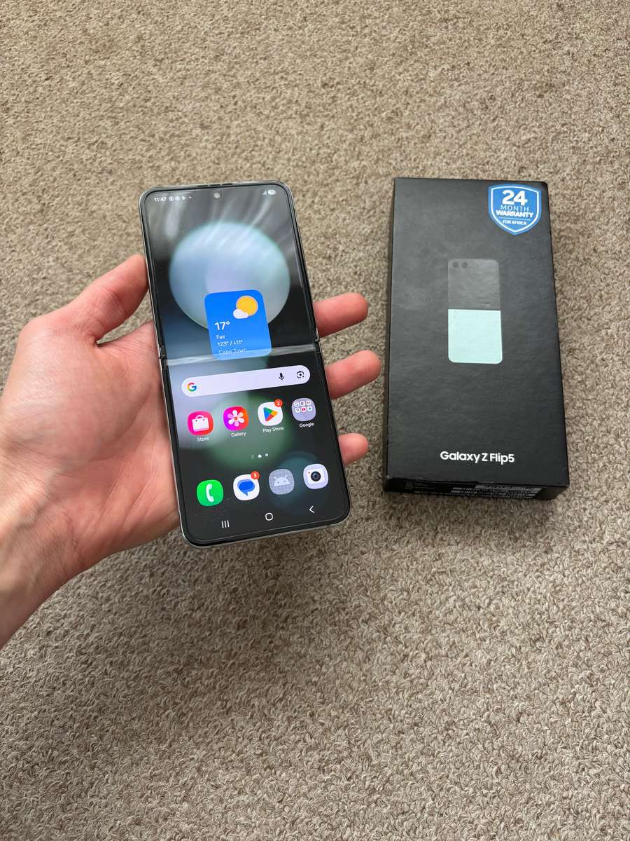 Samsung Galaxy Z Flip 5 256GB 8gb ram Dual sim good condition with box