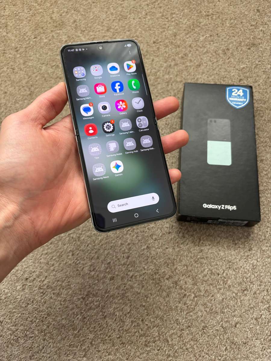 Samsung Galaxy Z Flip 5 256GB 8gb ram Dual sim good condition with box