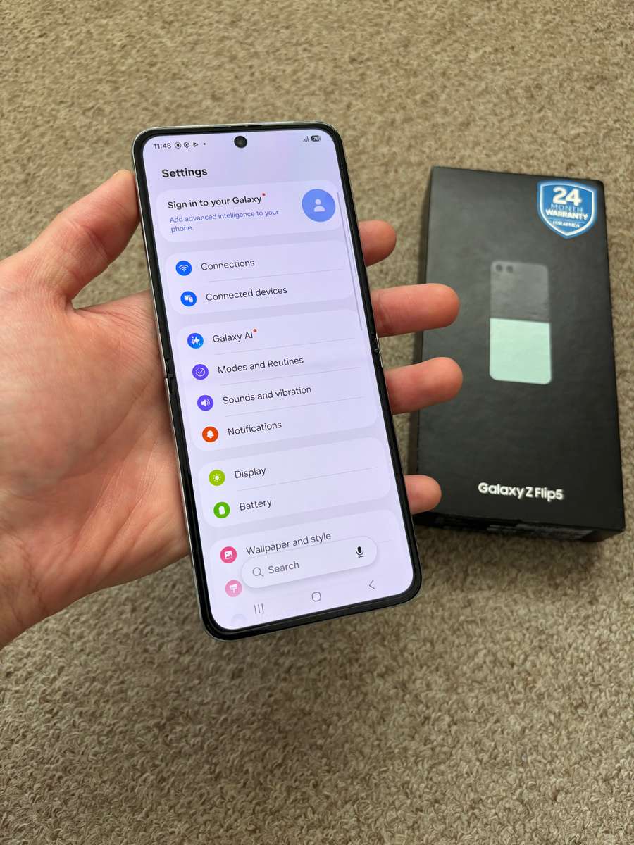 Samsung Galaxy Z Flip 5 256GB 8gb ram Dual sim good condition with box